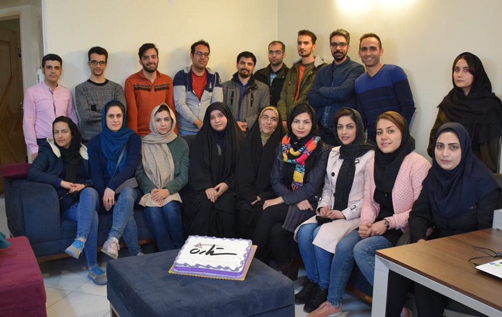 گردهمایی تیم ستاره، نوروز ۱۳۹۷ — کیک با لوگوی ستاره در مرکز عکس